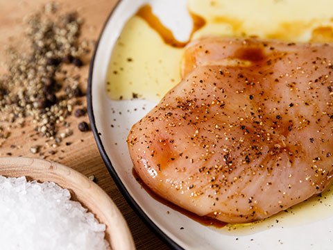 鸡胸肉切大片，用适量橄榄油、盐、黑胡椒适量腌制15分钟。