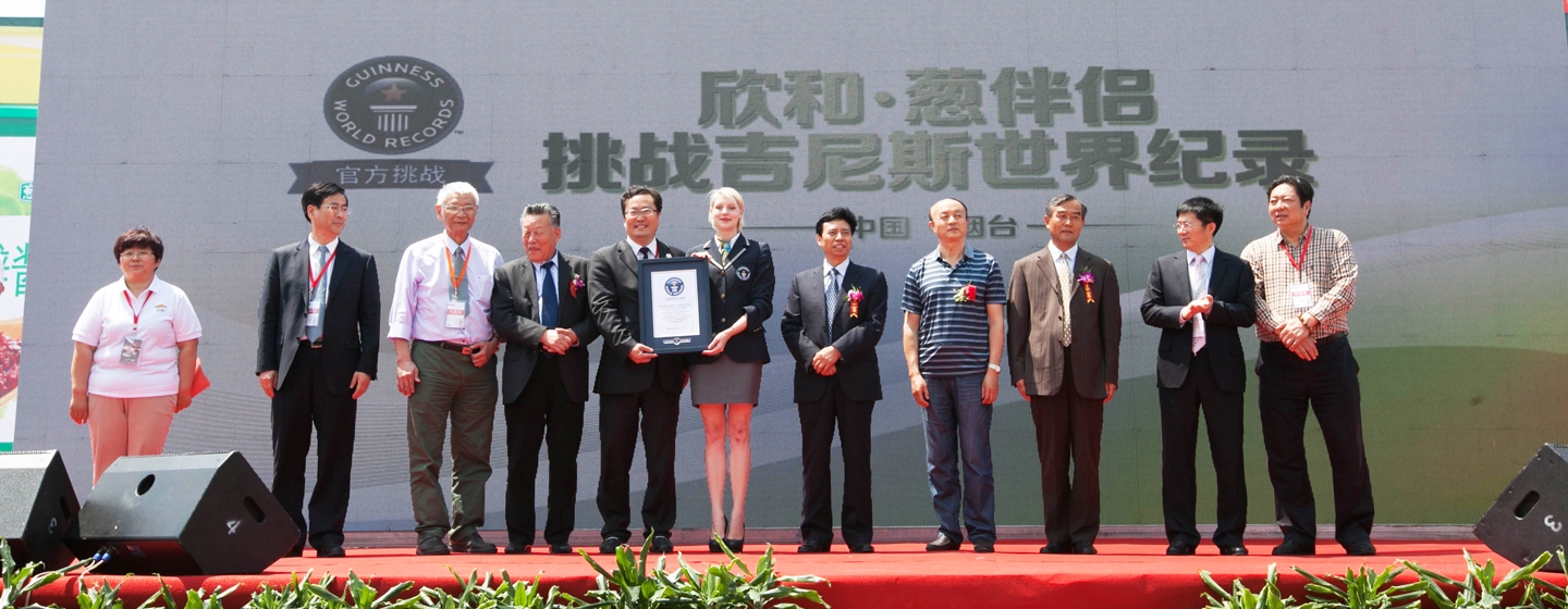 各色春饼齐聚烟台,挑战全球最大春饼吉尼斯纪录